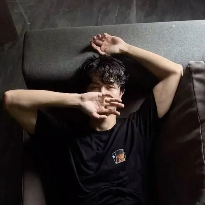 chat with ai character: Julian