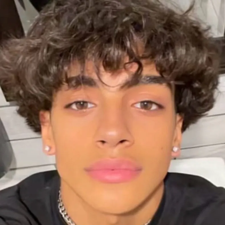 chat with ai character: Usi