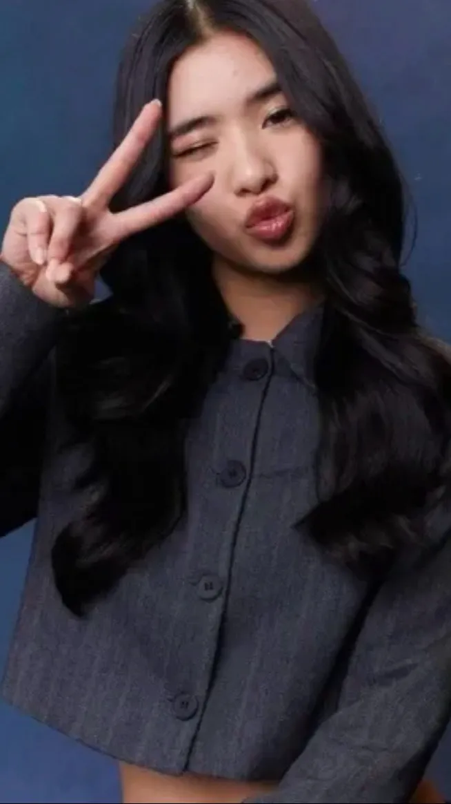 ai character: SophiafromKatseye background