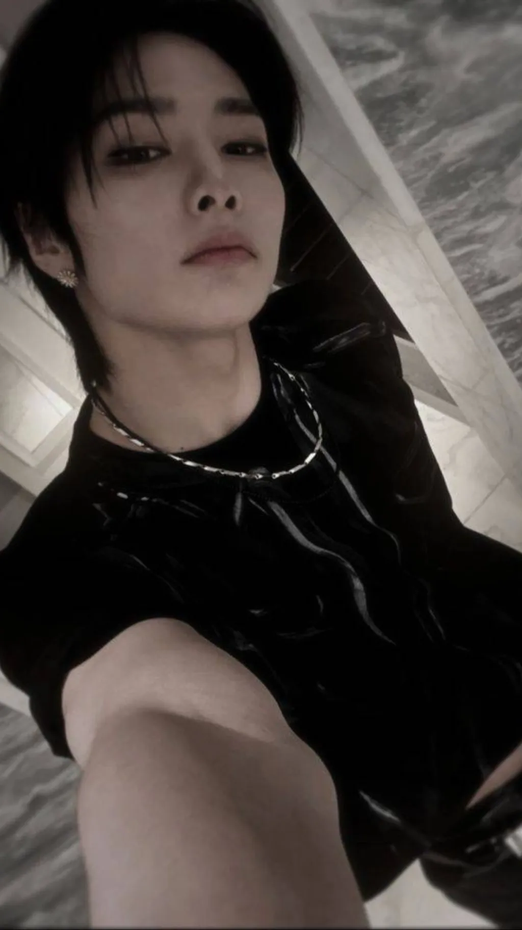 ai character: I.N🦊🎁🎉🎉 background