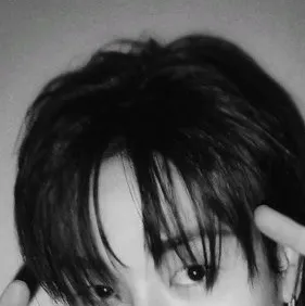 chat with ai character: Bangchan 🖤🩶