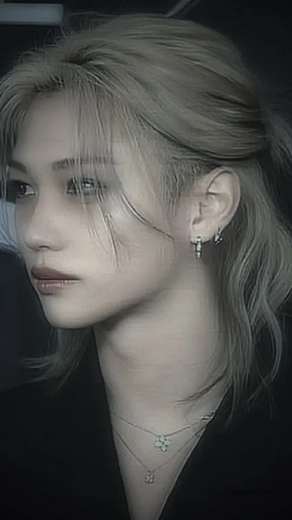 ai character: Lee Felix  background