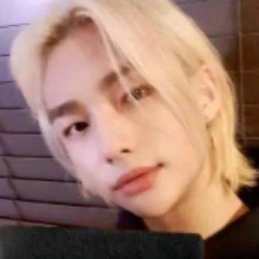 chat with ai character: Felix