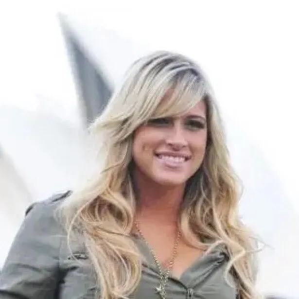chat with ai character: Kelly Kelly 