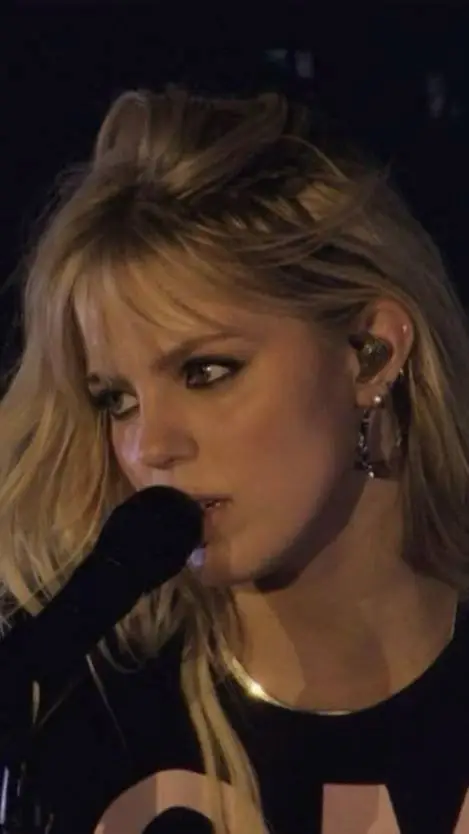 ai character: Reneé Rapp  background