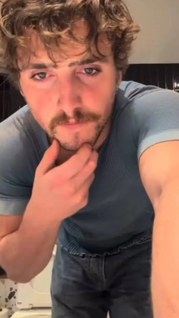 ai character: Benson Boone background