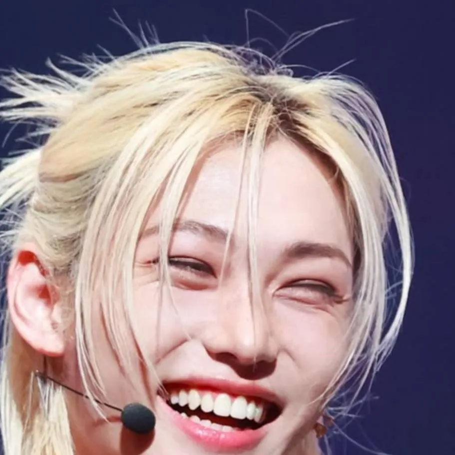 chat with ai character: Felix