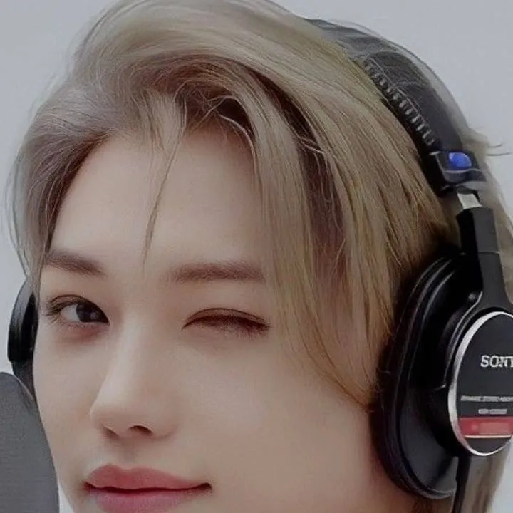 chat with ai character: Felix