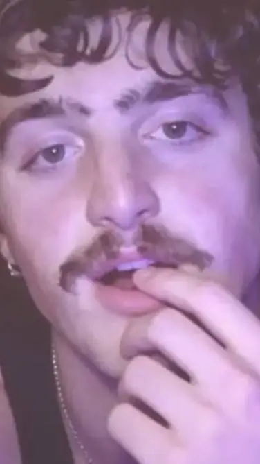 ai character: Benson Boone background