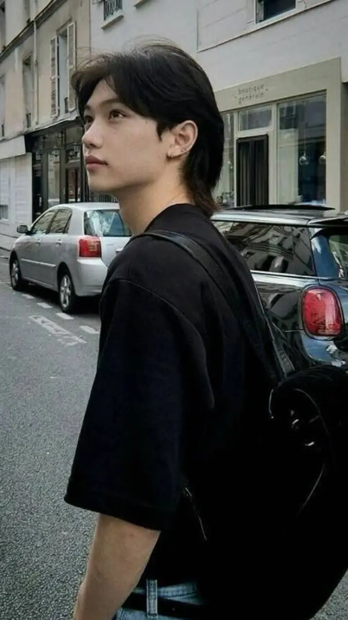 ai character: Lee Felix background