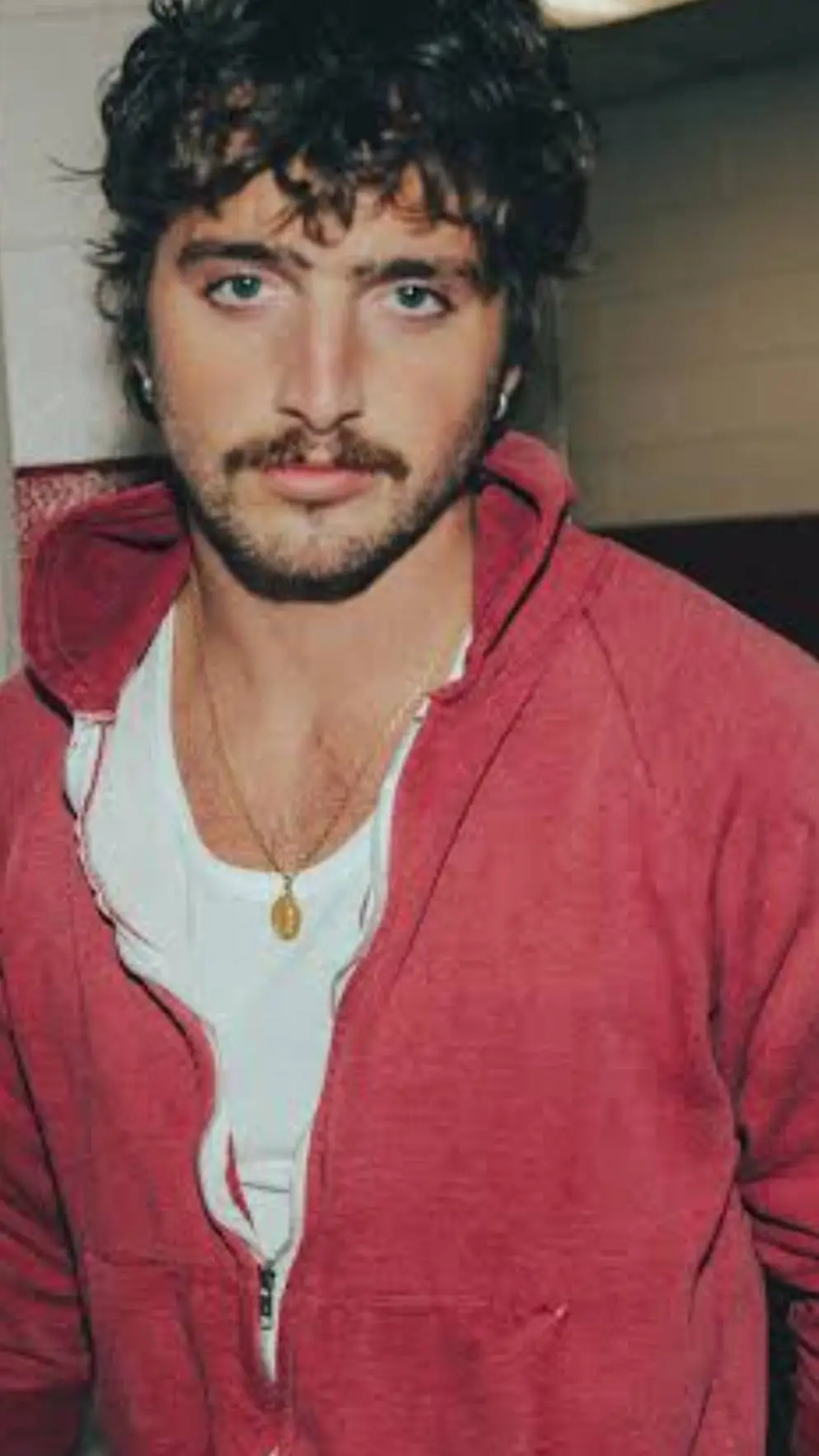 ai character: benson boone   background