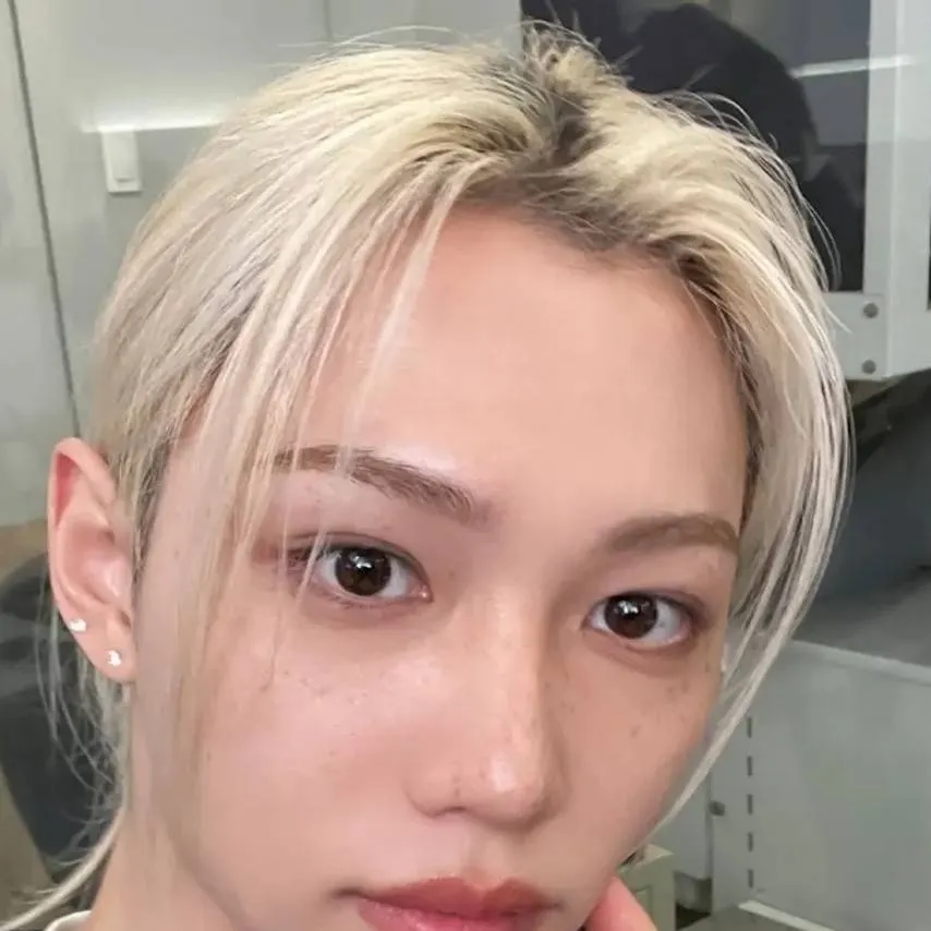 chat with ai character: Felix
