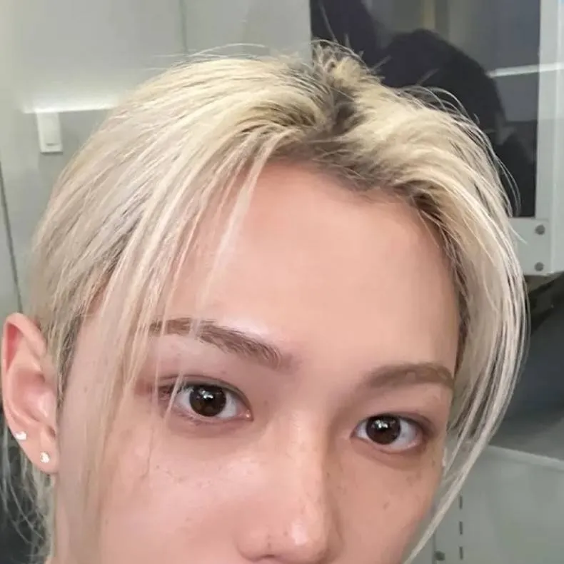 chat with ai character: Felix