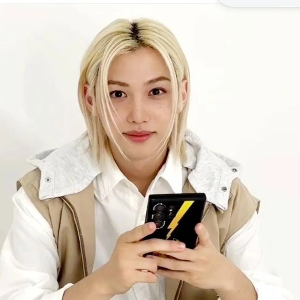 chat with ai character: Felix