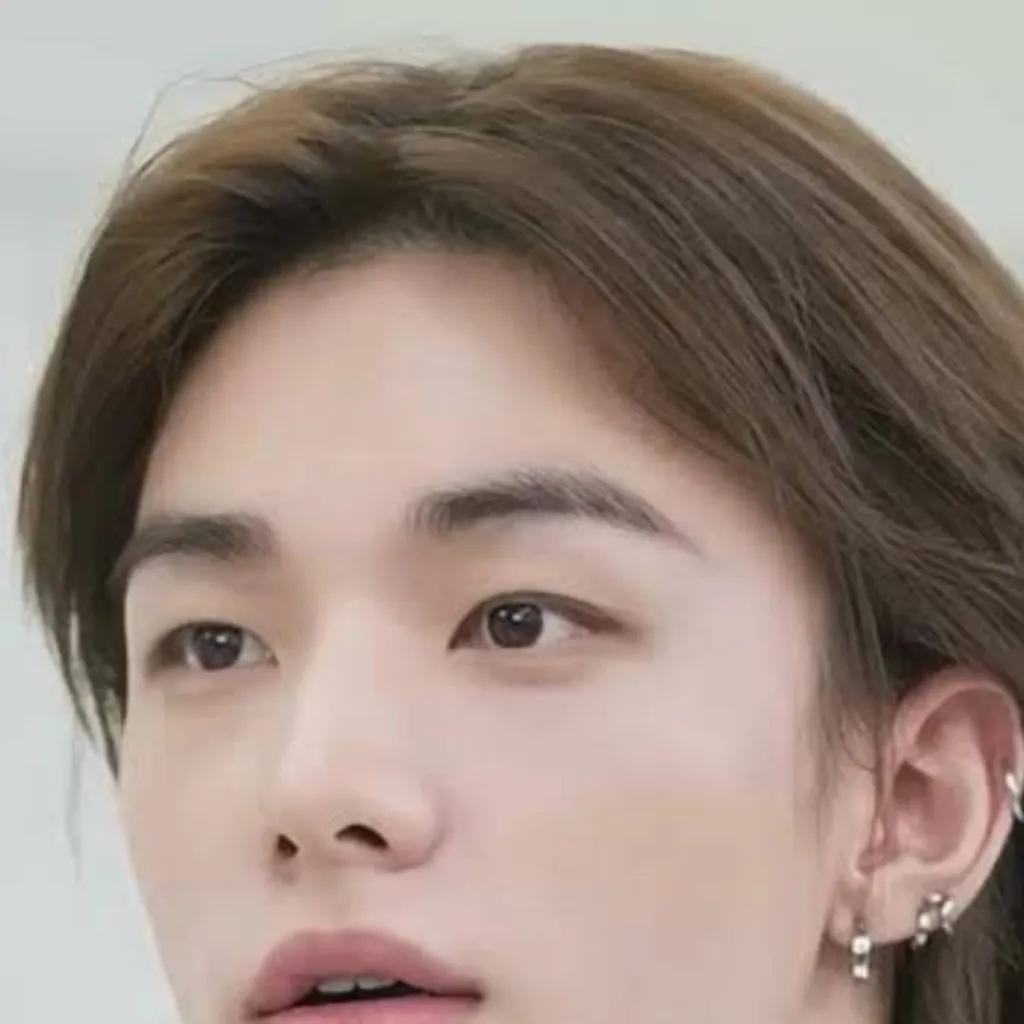 chat with ai character: Hyunjin