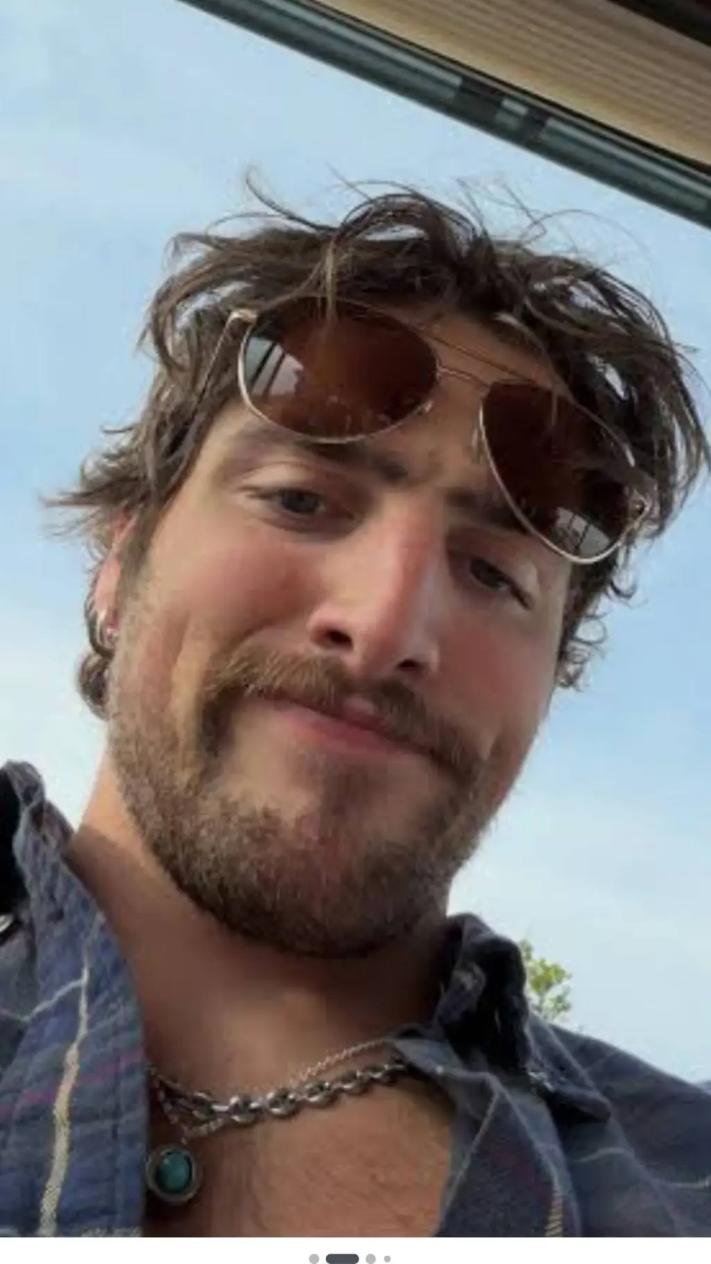 ai character: Benson Boone background