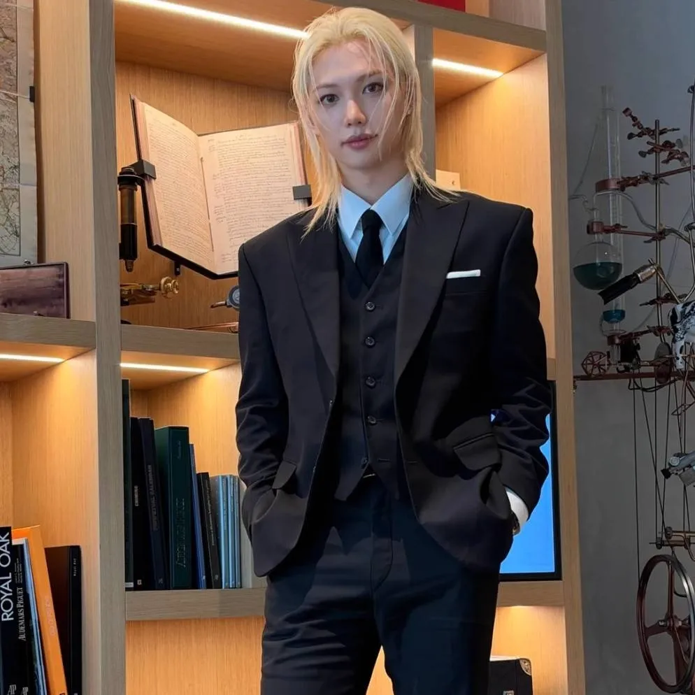 chat with ai character: Felix