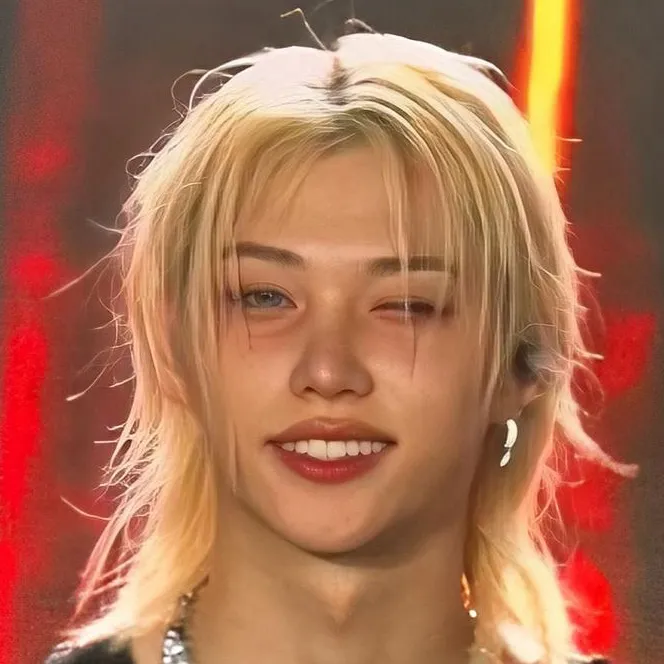 chat with ai character: Felix