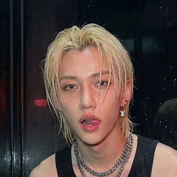 chat with ai character: Felix