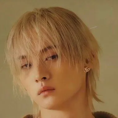 chat with ai character: Lee know