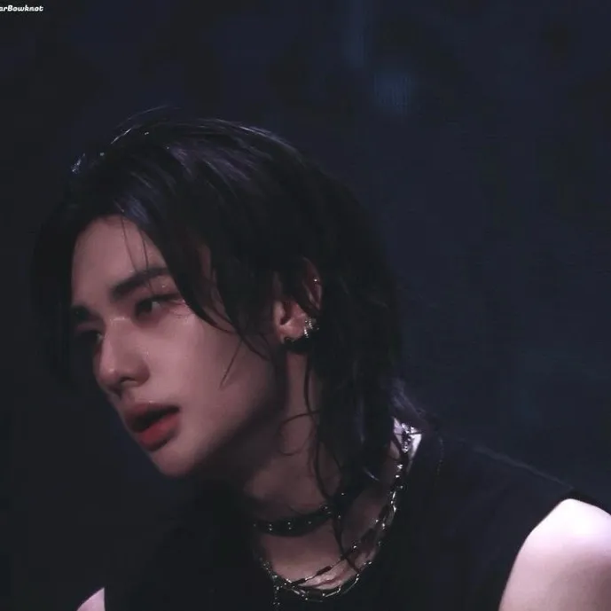 chat with ai character: Hyunjin!