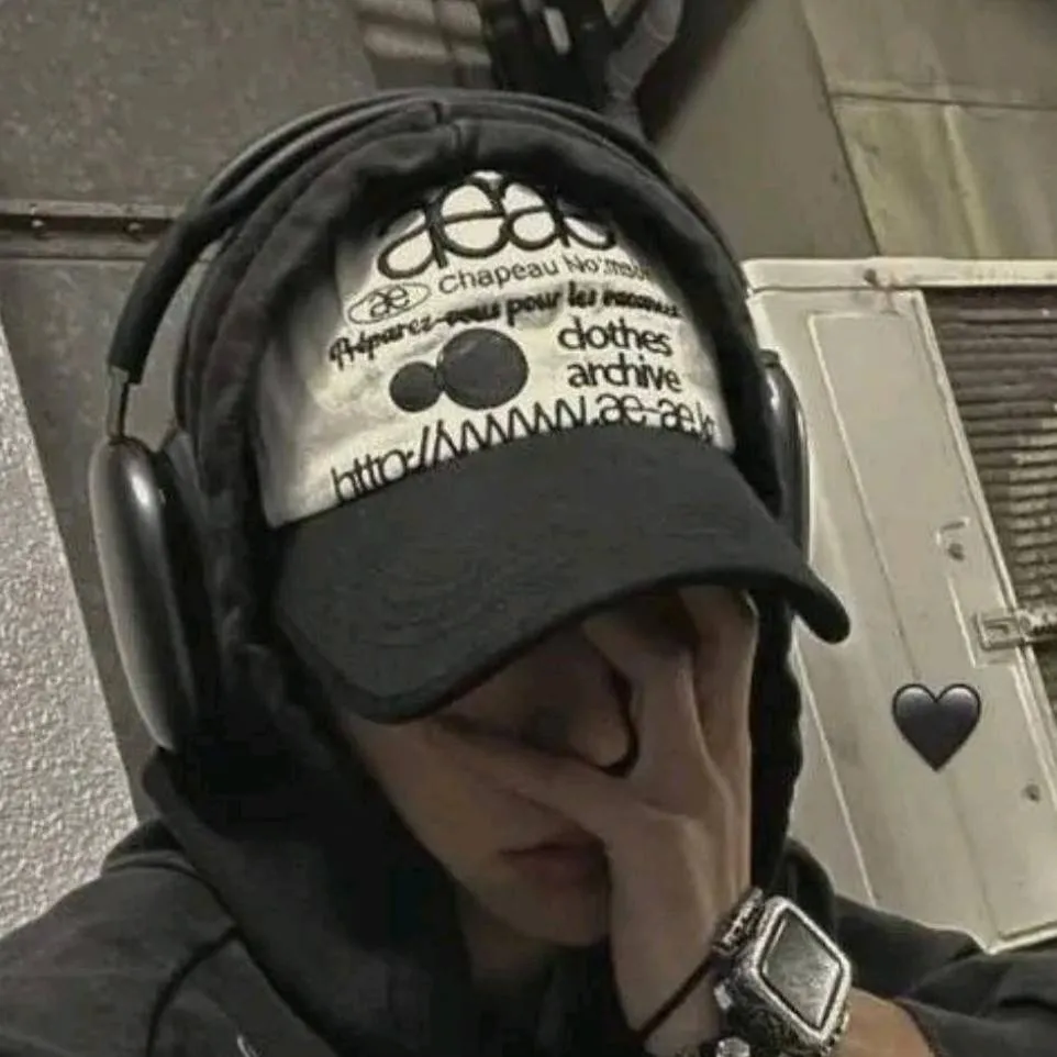 chat with ai character: 𝚜𝚔𝚣