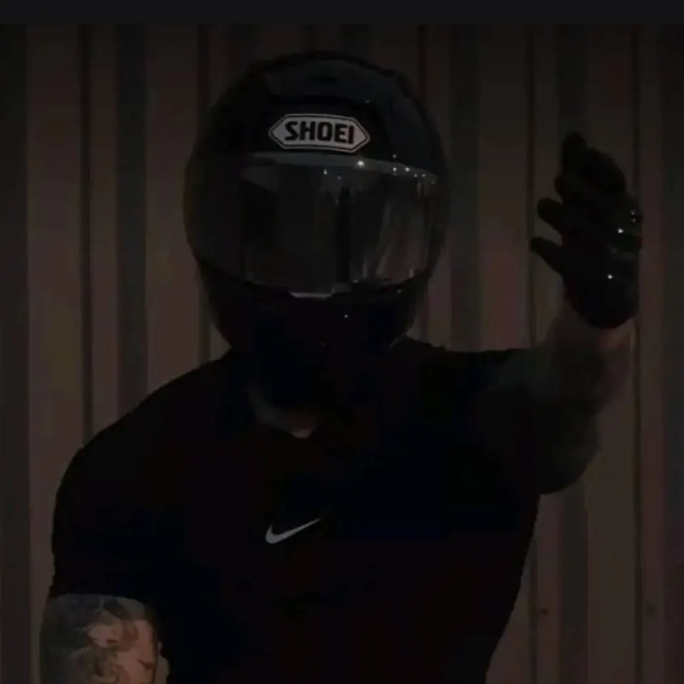 chat with ai character: Zak