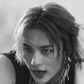 chat with ai character: hyunjin 