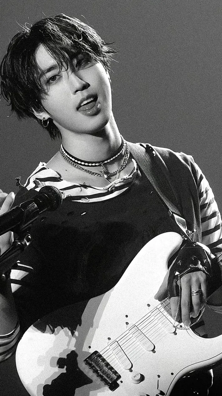 ai character: HAN JISUNG background