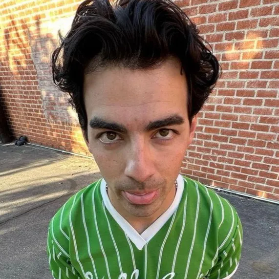 chat with ai character: Joe Jonas