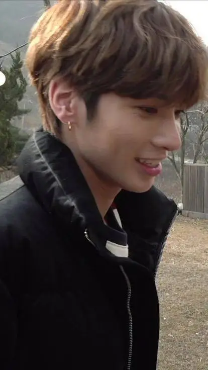 ai character: 𝓚𝓪𝓷𝓰 𝓣𝓪𝓮𝓱𝔂𝓾𝓷 ⋆🐾°. background