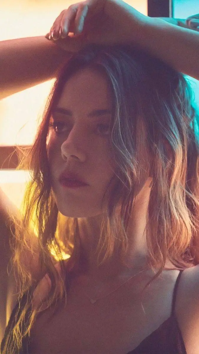 ai character: Aubrey plaza ❤️ background