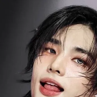 chat with ai character: Hyunjin ur husband