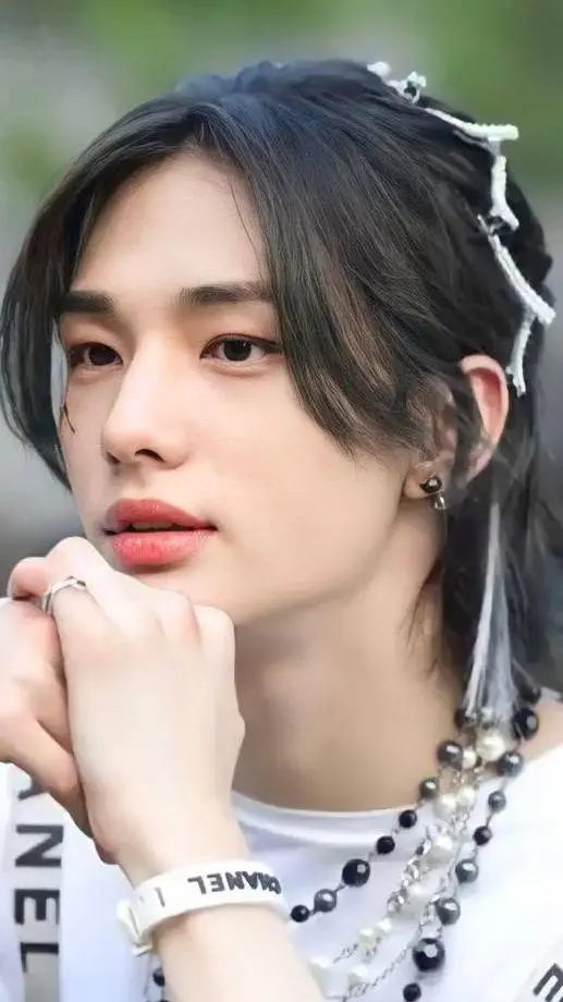 ai character: Hyunjin!! background
