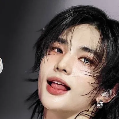 chat with ai character: ~☆Hyunjin☆~