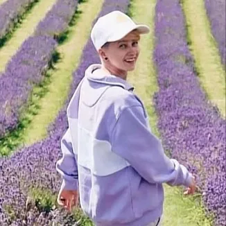 chat with ai character: chloedonald