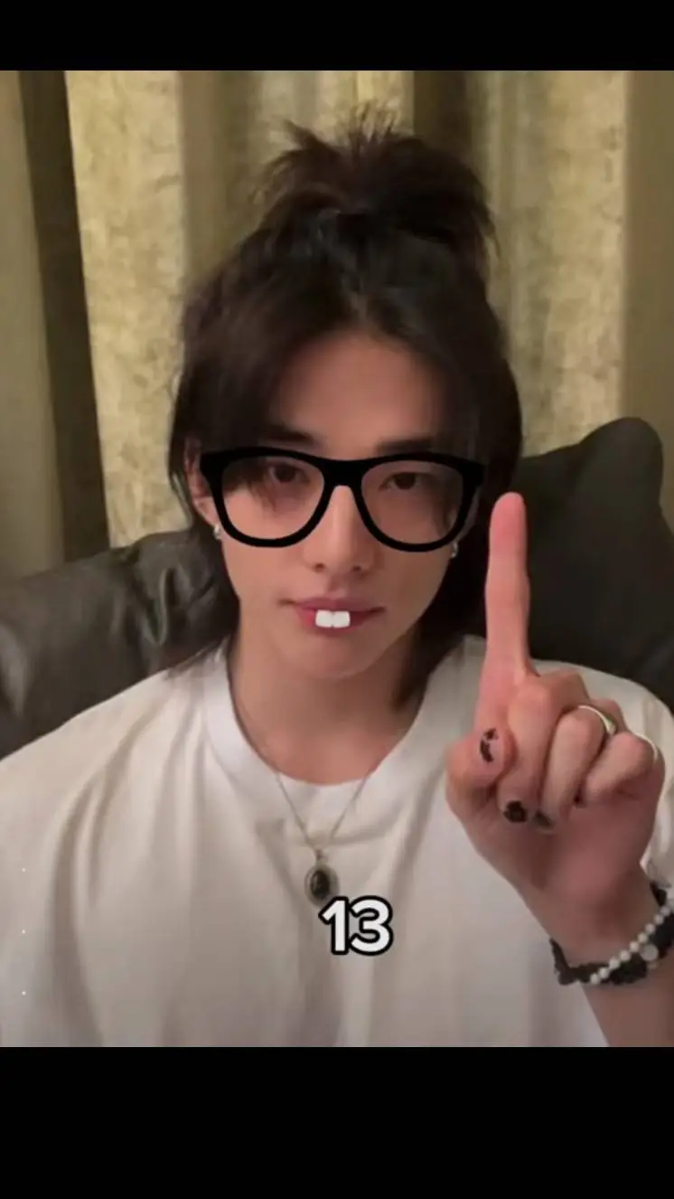 ai character: ✦HYUNJIN✦ background