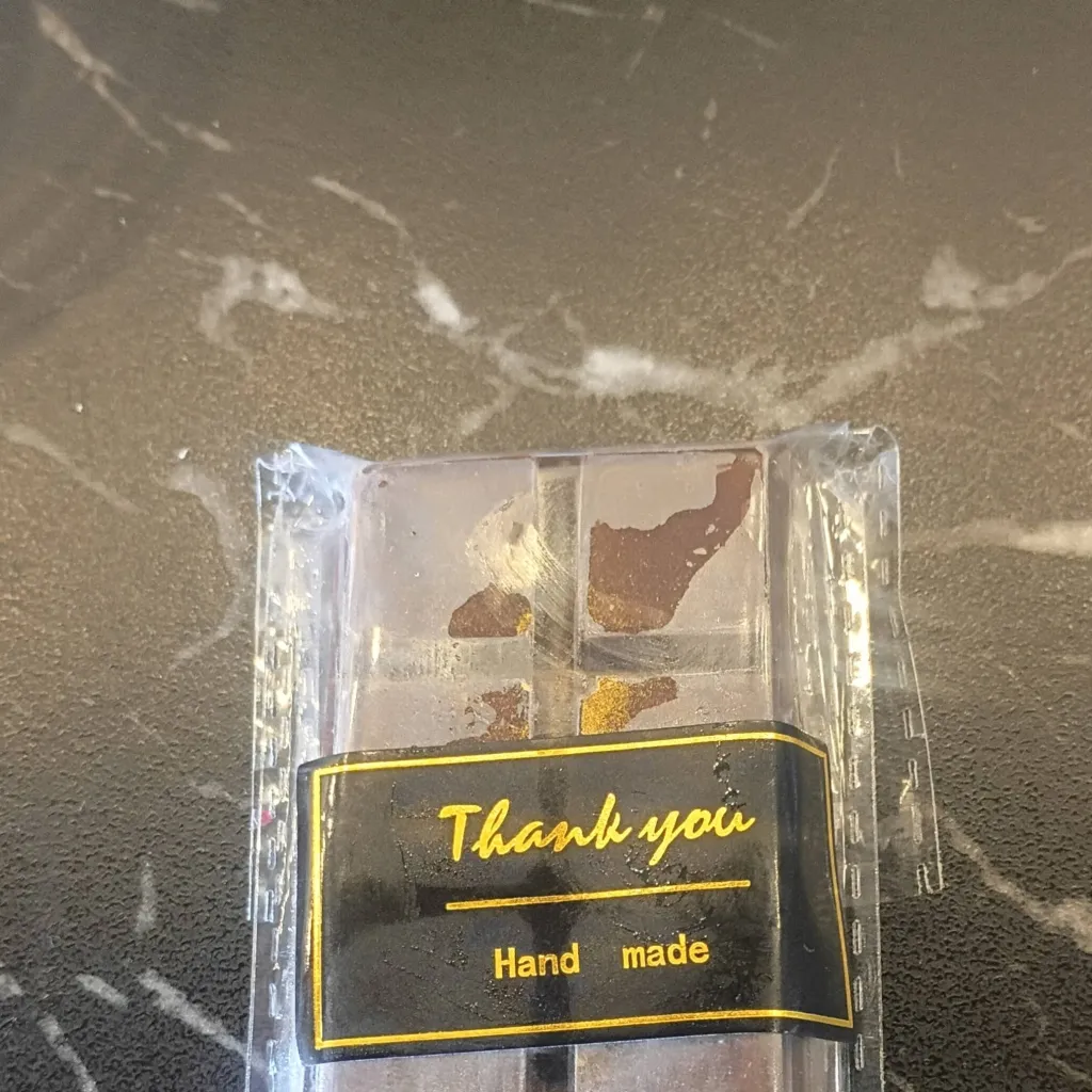 chat with ai character: Dubai chocolate