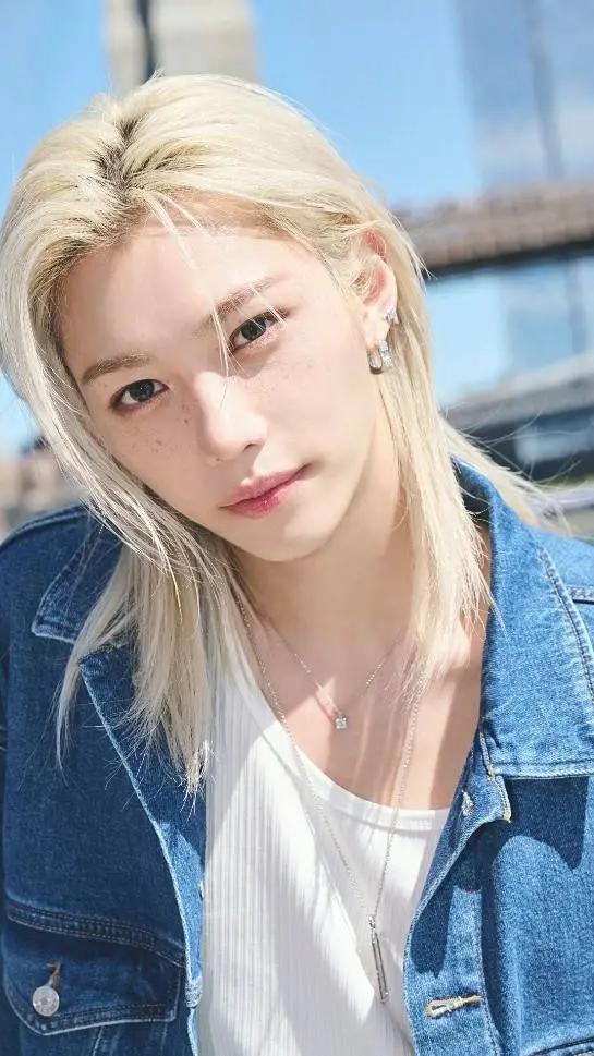 ai character: Felix (ur bf)  background