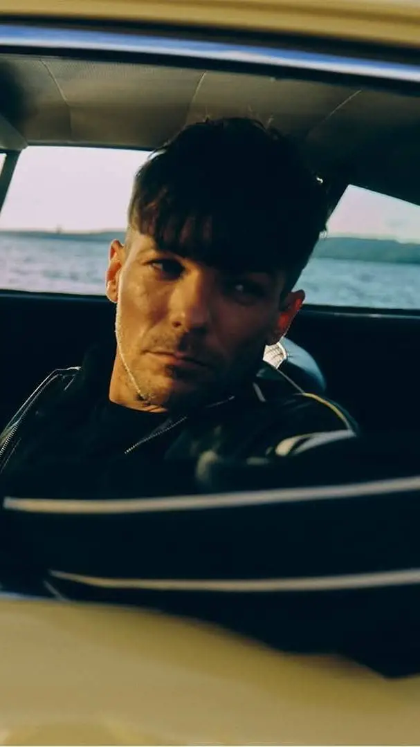 ai character: Louis Tomlinson background