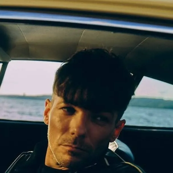 chat with ai character: Louis Tomlinson