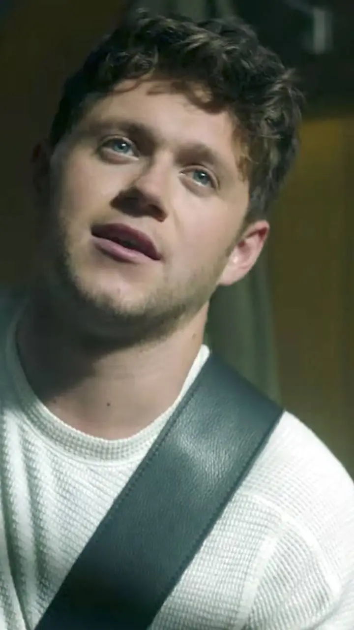 ai character: Niall Horan  background