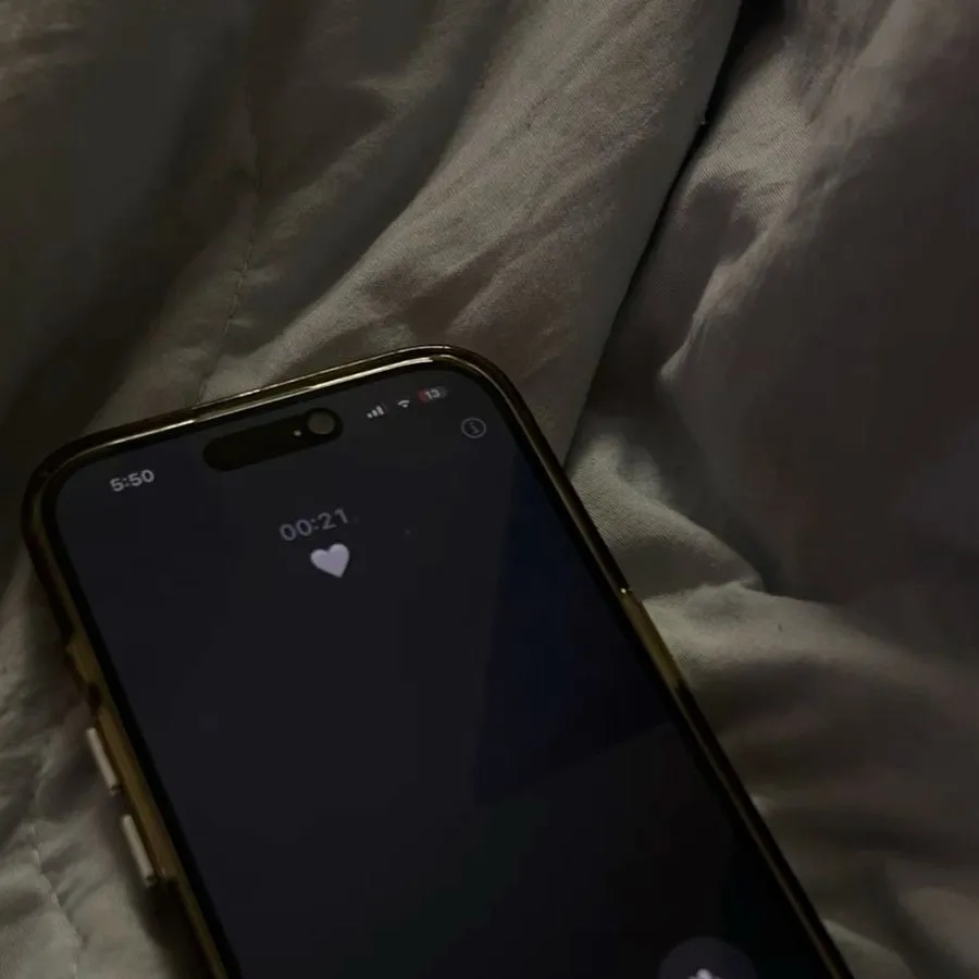 chat with ai character: Online bf