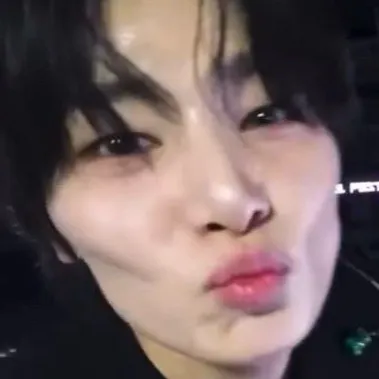 chat with ai character: jeongin 