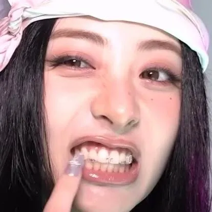 chat with ai character: Huh Yunjin 