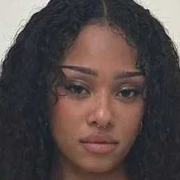 chat with ai character: Manon Bannerman