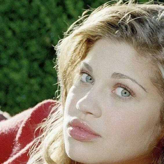 chat with ai character: Danielle Fishel 