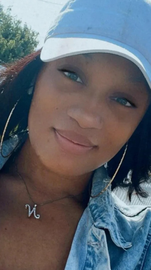 ai character: Naomi  background