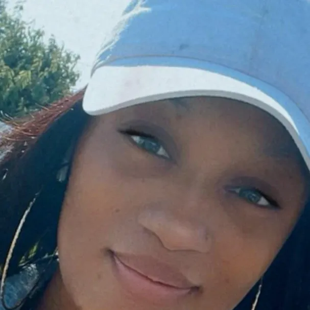 chat with ai character: Naomi 