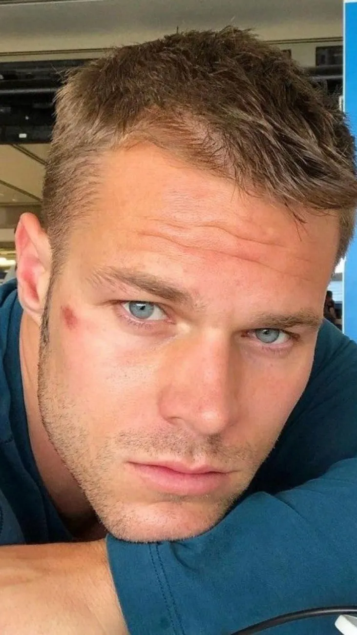 ai character: Derek Wills background